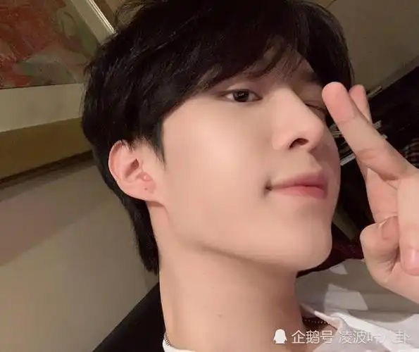 范丞丞晒素颜照怼脸自拍毫不畏惧果然是有颜任性