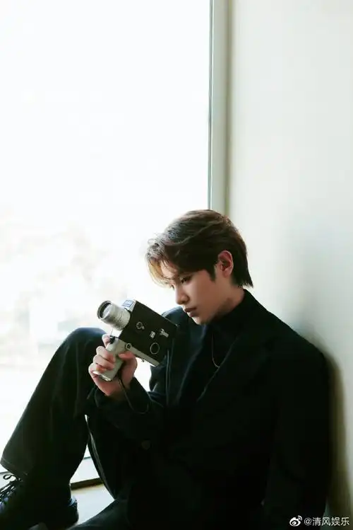 黄明昊金鸡奖红毯造型