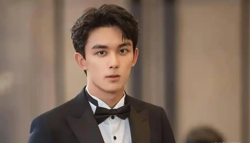 吴磊周雨彤《爱情而已》不只是爱情_梁友安_三川_年龄