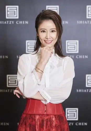 林心如这次被发型耽误了,大油头太显老,像极了没洗头的你