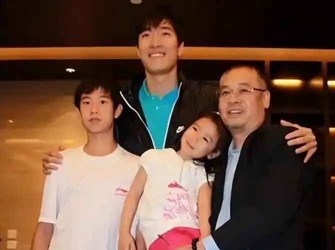 原创李宁与儿子女儿合照22岁儿子帅气身高超李宁女儿美丽可爱