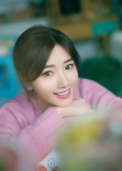 毛晓彤 粉色针织衫,甜笑灿烂