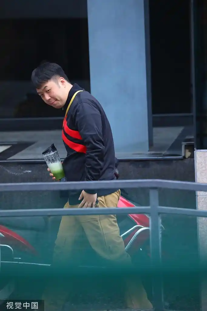 组图:不见谢娜,吴昕!杜海涛素颜装扮休闲手持绿饮不忘健身