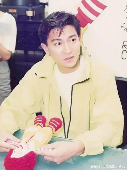 无论是二十岁还是五十岁,刘德华的颜值好像从来没有被质疑过.