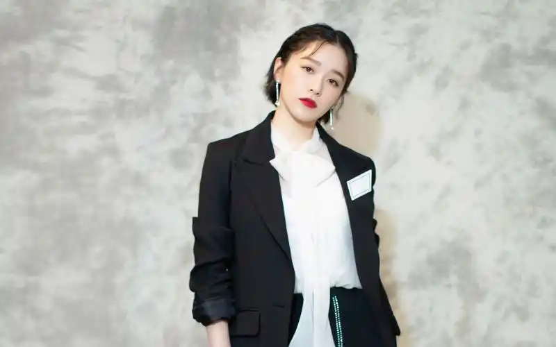 阚清子短发西装帅气精英风!