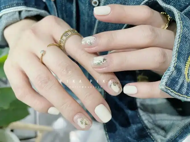 白色铂金纯净显白跳色指甲