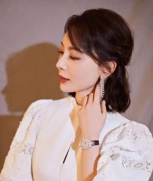 女人如果还没到60岁这3款大妈发型尽量别留会显老很多