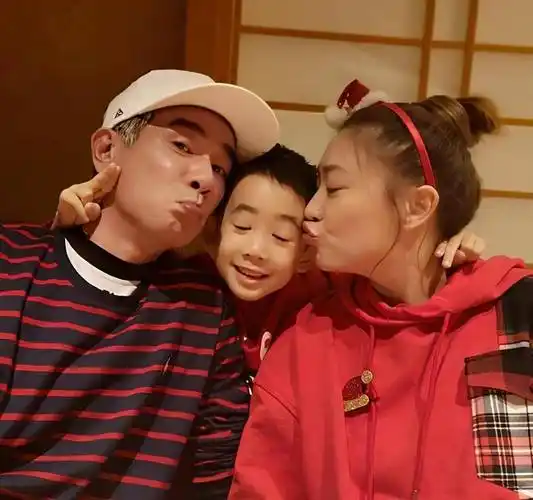 明星家庭晒新年全家福:陈小春王祖蓝二胎曝光,黄晓明夫妇很意外_女儿