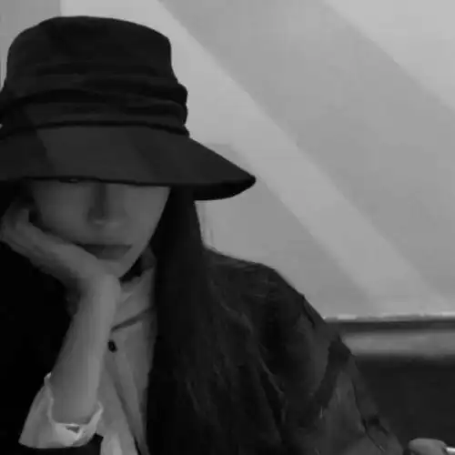 女生头像冷酷侧脸黑白图片感谢自己的认真付出