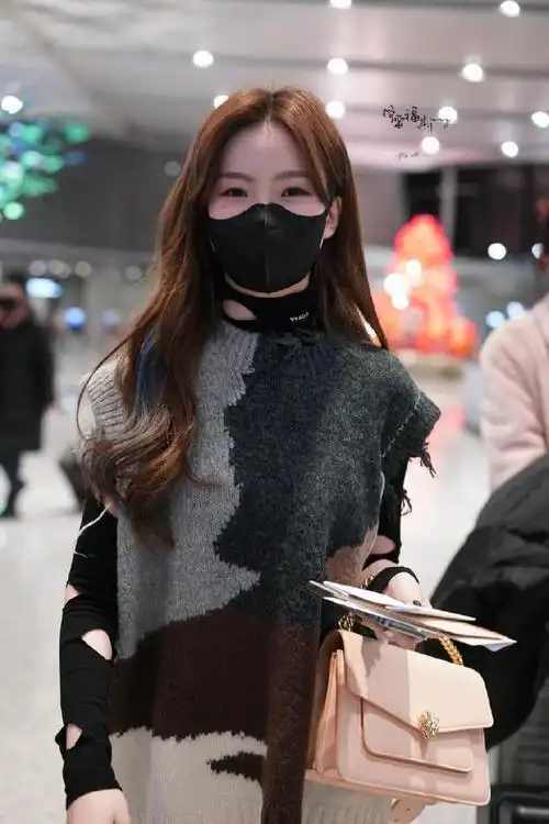 陈卓璇最新机场饭拍,叠穿大法增层次感,眉眼弯弯,青春又活力