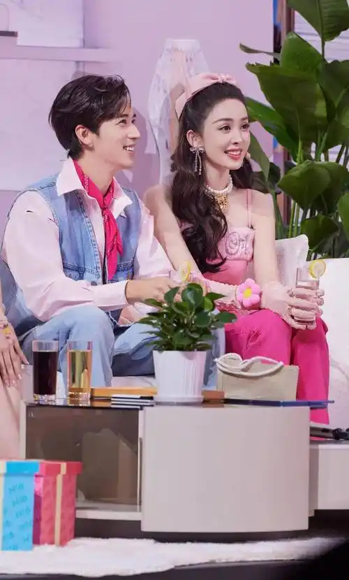 起西州》《装腔启示录》三大剧组齐聚"好六街"_许魏洲_古力娜扎_队伍