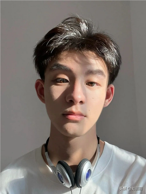 对于头型比较标准,自身又喜欢那种简单一点的发型的男士,选择这种超短