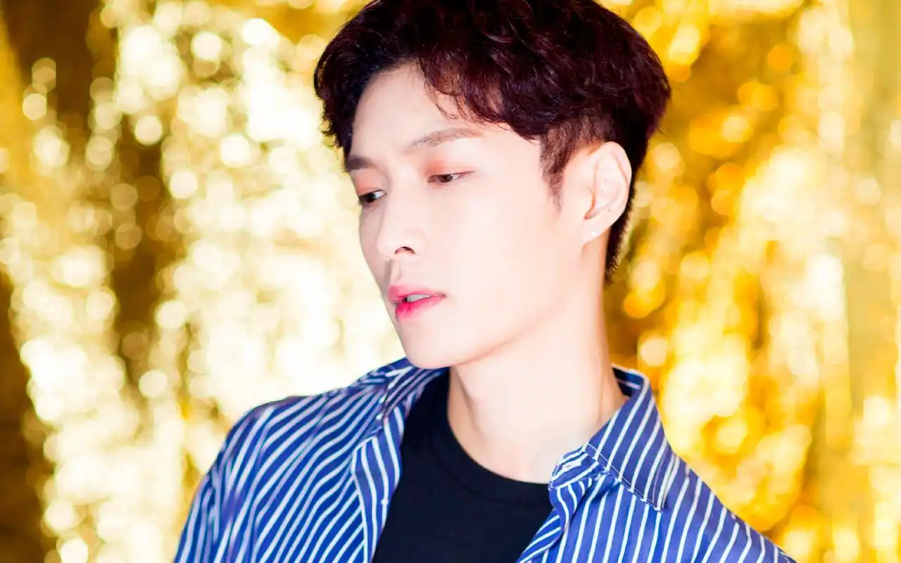 桌面壁纸 明星图片 > 正文  本文 张艺兴帅气高清桌面锁屏_酷帅范儿小