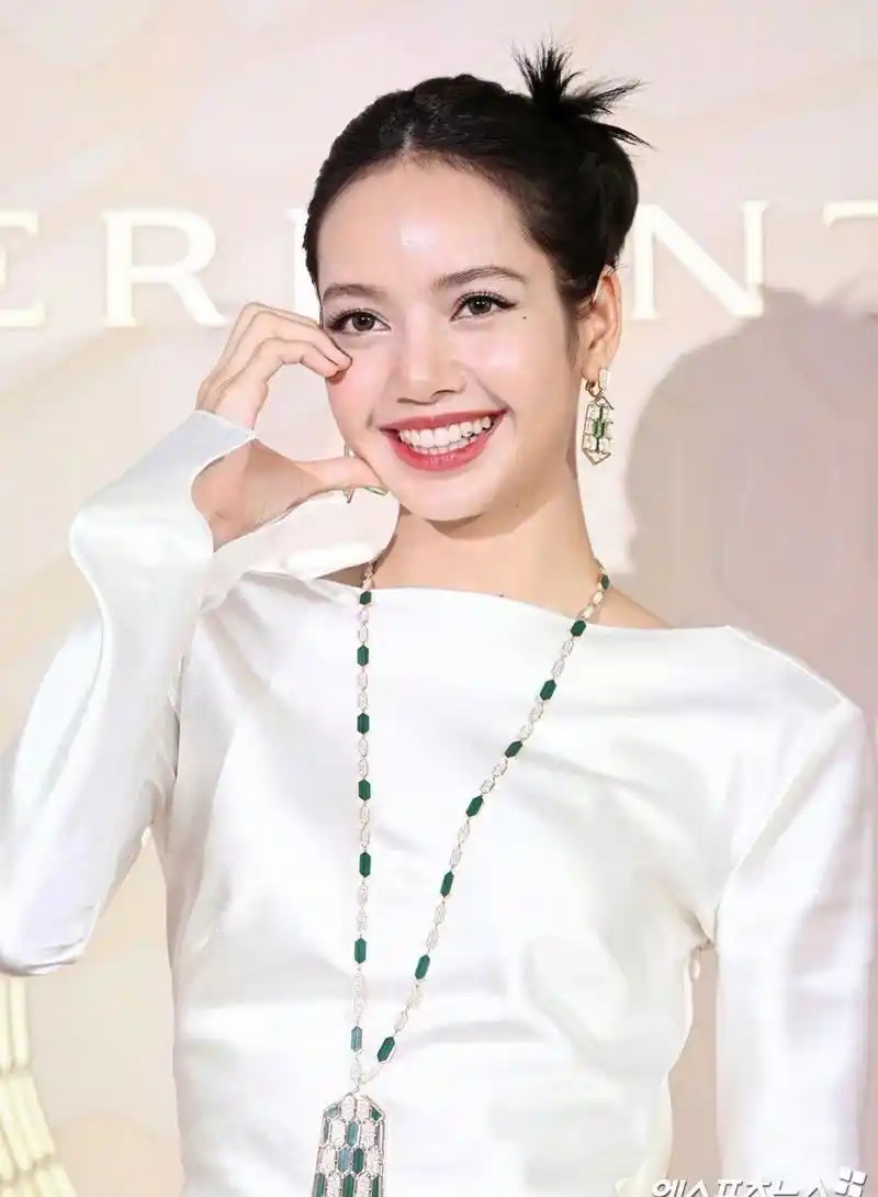 lisa没有刘海造型,怎么有点泰国女星的味道.