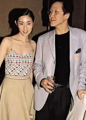 2000年时,向华胜和哥哥向华强一起在公司讨论影片拍摄等问题,回家时已