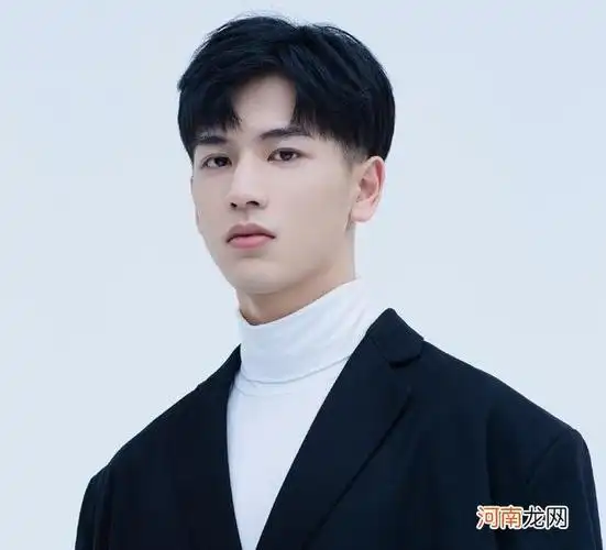 男生不必只会剪"寸头",这4款刘海发型更适合秋季,清爽又帅气