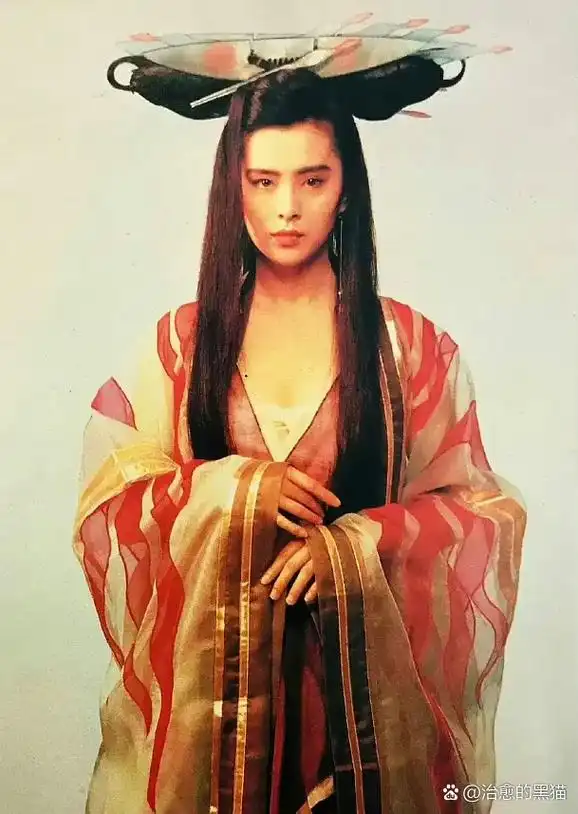 王祖贤的古装造型都是奇奇怪怪的,全靠这张脸撑着!