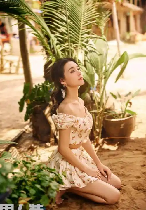 22岁蒋依依《男人装》五月封面,粉红色抹胸短火裙,饰演性感女郎_背心