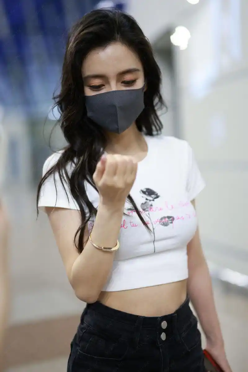 angelababy机场生图,这身材是真的好,即有肉又显瘦,真不懂黄晓明
