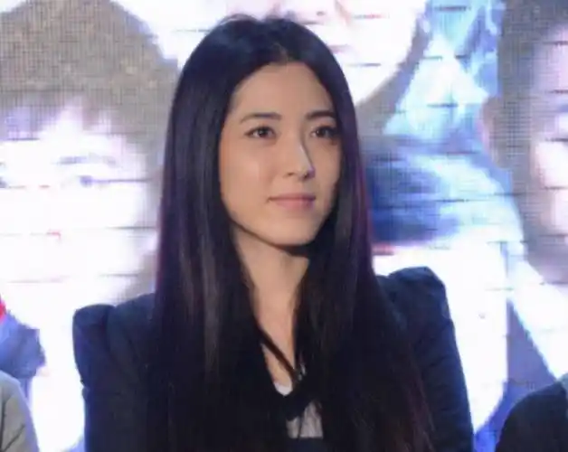 曾黎曾经被称为"史上最美中戏校花",年轻时的美貌赛过巩俐章子怡.