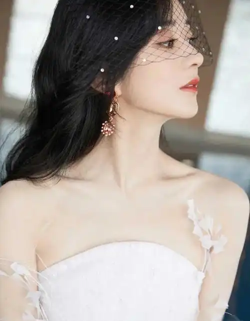 明明是顶流一线赵丽颖为何还遇到潜规则张艺谋一语道破真相