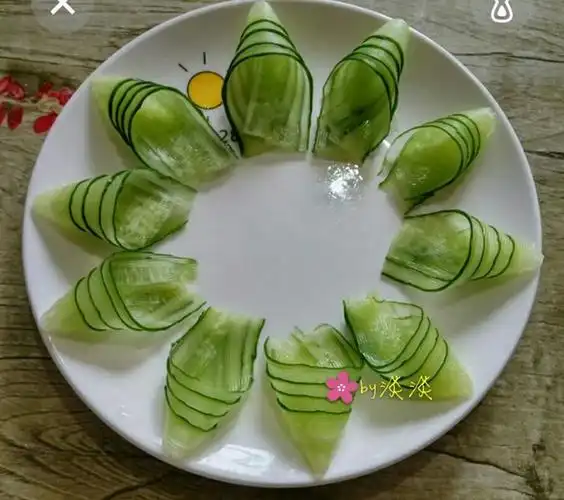 创意黄瓜盘饰摆盘拼盘(有小裙子)的做法_菜谱大杂烩