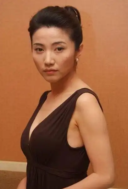 颜丙燕的表演是将角色注入到了她的灵魂里,给人的代入感非常强,她哭你