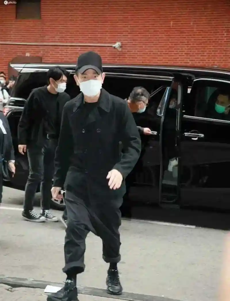 谁能想到60岁刘德华现身祭奠达叔,被喷得体无完肤.