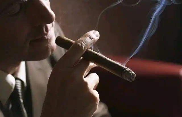 抽烟是一种让人很上瘾的行为,很多男性朋友虽然知道抽烟的危害,但是