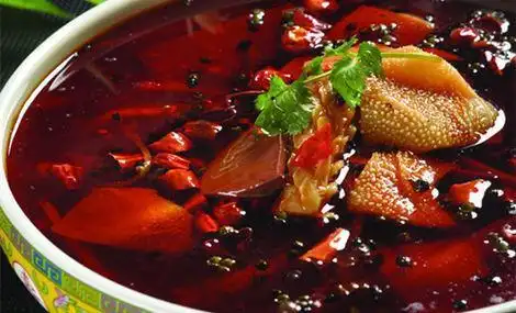 湘菜即湖南菜,历史悠久,用料比较广泛,口味多变,油重色浓,注重酸辣