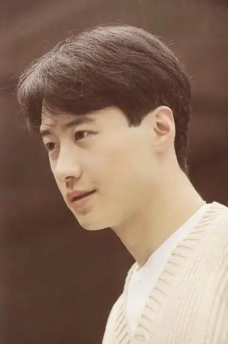 如今的黎明已经结婚生子,身材发福而且显得有些苍老.