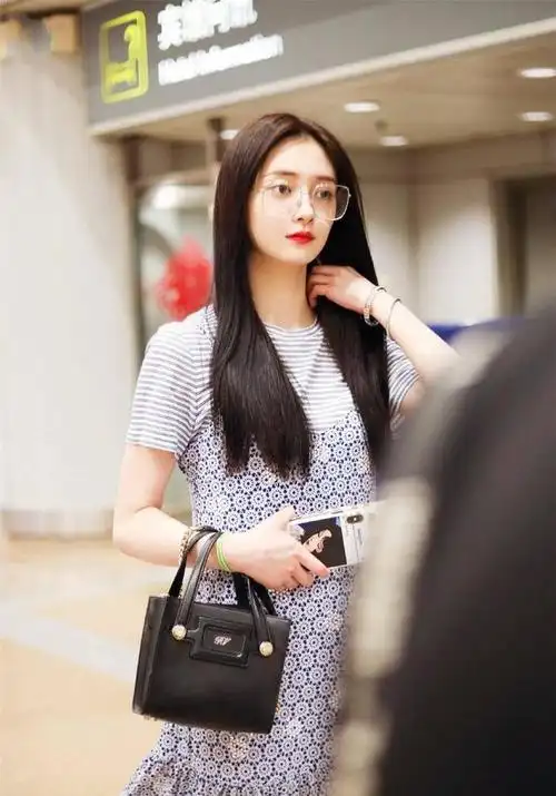 周洁琼现身机场身穿格纹外套配黑丝气质甜美又时髦
