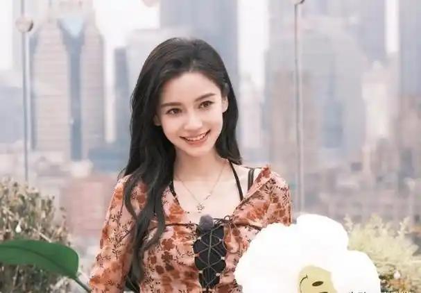 真落寞了!杨颖参加亲子活动,穿衣打扮挺潮却遭学生家长无视!