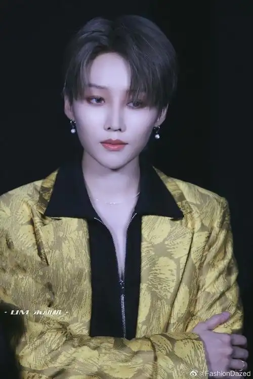 刘雨昕看秀状态##刘雨昕黄色套装