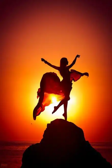 海边夕阳下的忧伤女生背影图片