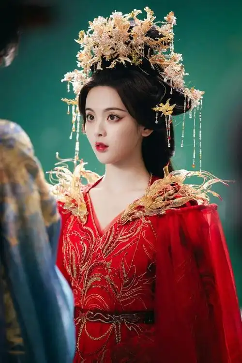 杨超越《七时吉祥》新剧照,红衣女帝好霸气,今晚和沧海不见不散啊