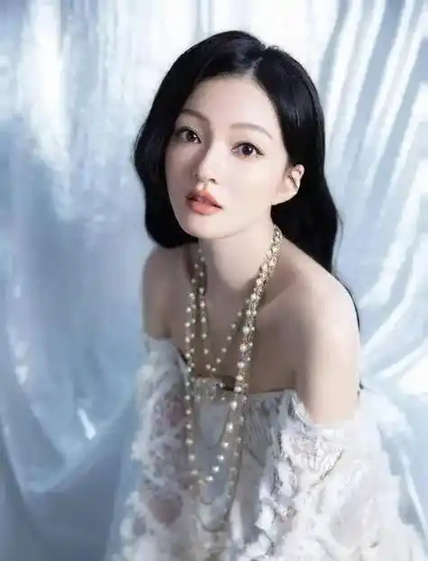 张韶涵演唱会疑当台拉稀,前排闻到臭味,助理搀扶离场