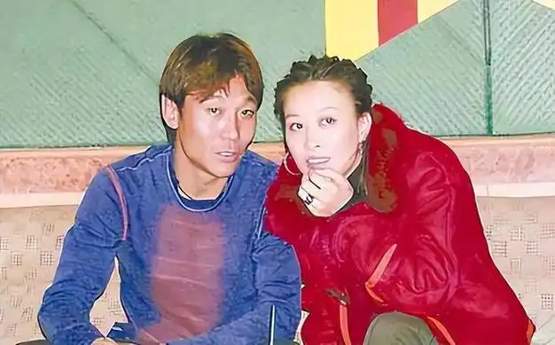 回顾那英与足坛浪子高峰的爱恨情仇分手18年后差距太大