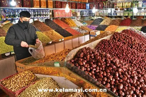 3月9日,市区农副产品批发市场里,一家干货店老板正在为顾客称装葡萄干