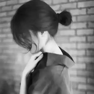 qq悲伤消沉的黑白头像静态数据的 人不开心的情况下确实会丑一些_伤感