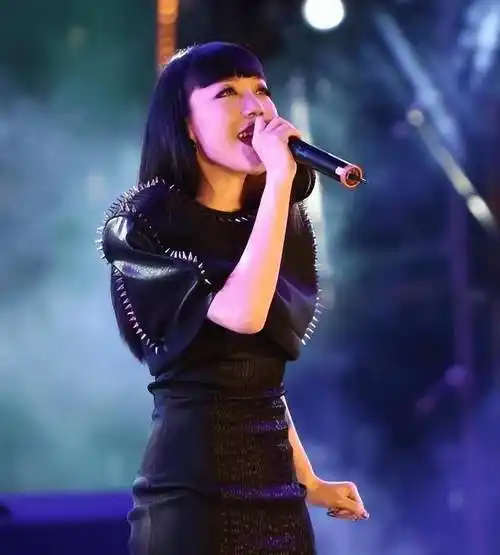 逐渐"消失"的吴莫愁,早已经走上了一条"不归路"_父亲_舞台_声音