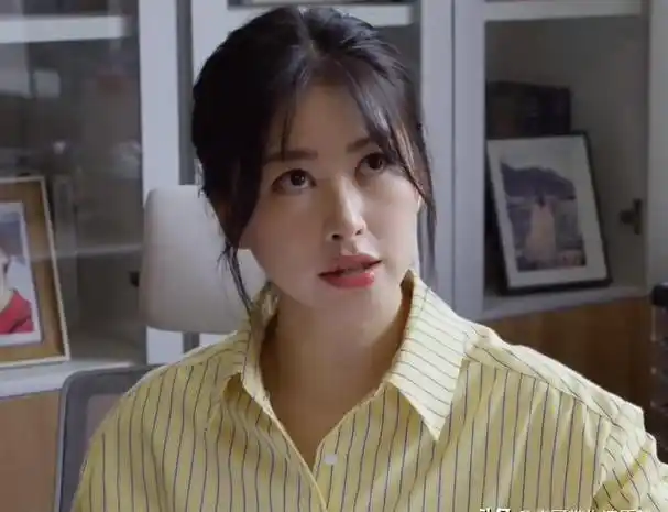 豁出去了!金晨再次上演姐弟恋,直接将她的事业线暴露无疑