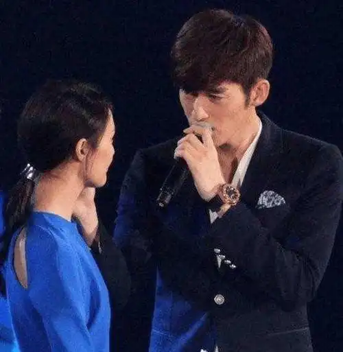 张翰郑爽再次同台相遇爽妹表情很到位, 网友: 被伤过就不能给