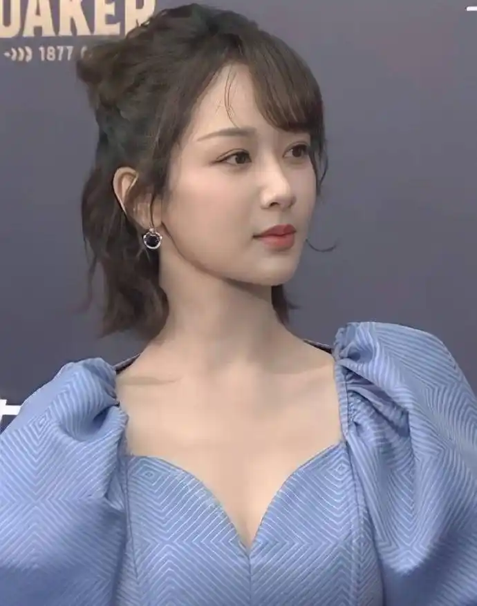 28岁杨紫瘦出排骨胸穿深v裙秀傲人上围一根链子勒出蜂腰