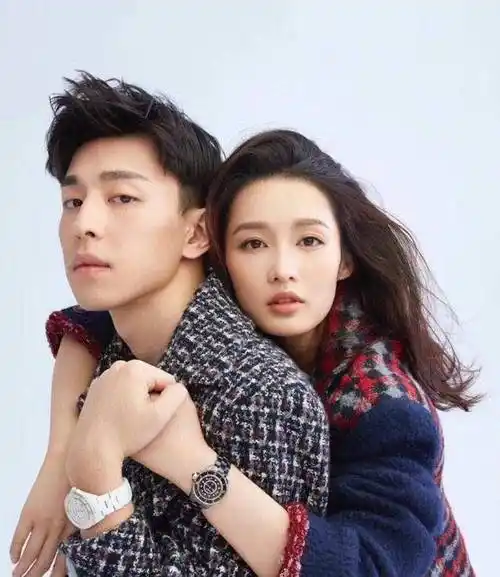 李沁踮起脚拥抱邓伦,网友:想谈恋爱了_搭档_脚尖_身高