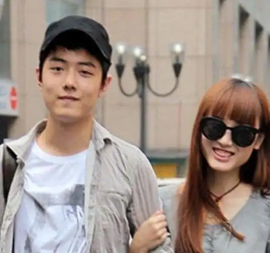 肖战养嫂子实锤?两人亲密照曝光,粉丝集体举报公司.