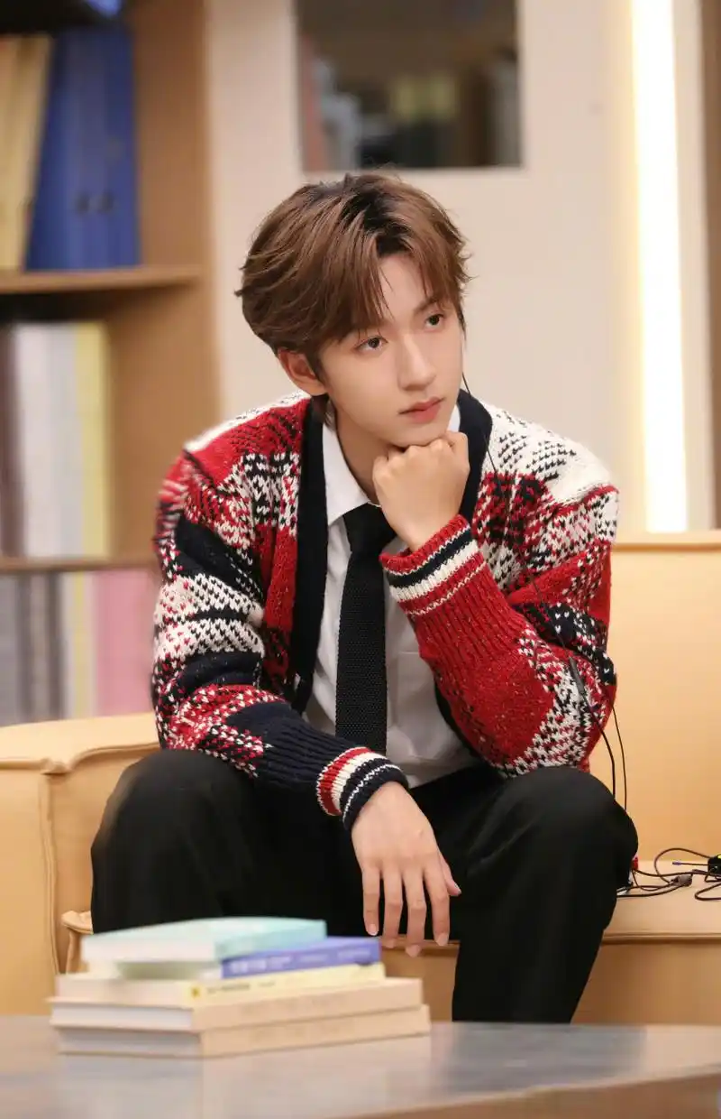 rayli星闻# 近日,贺峻霖超话 身穿连卡佛甄选thom browne 格纹拼接