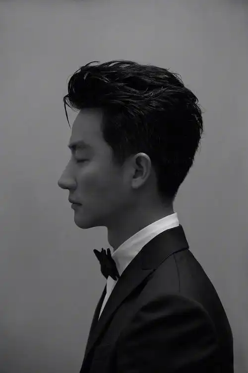 黄轩侧颜#黄轩虽然不算是大帅哥,但侧脸轮廓很完美,难怪成为大导演的