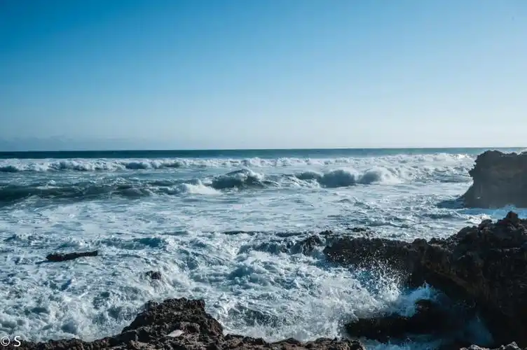 在sorrento迷路后发现了一片汹涌的海,海浪拍打岩石,击碎了所有的寂寞