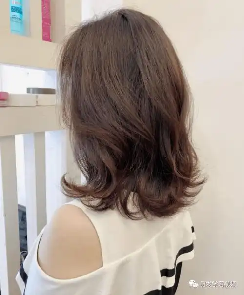 打理,发丝的纹理也非常清晰好看超级流行的"锁骨造型烫"真的是美到没